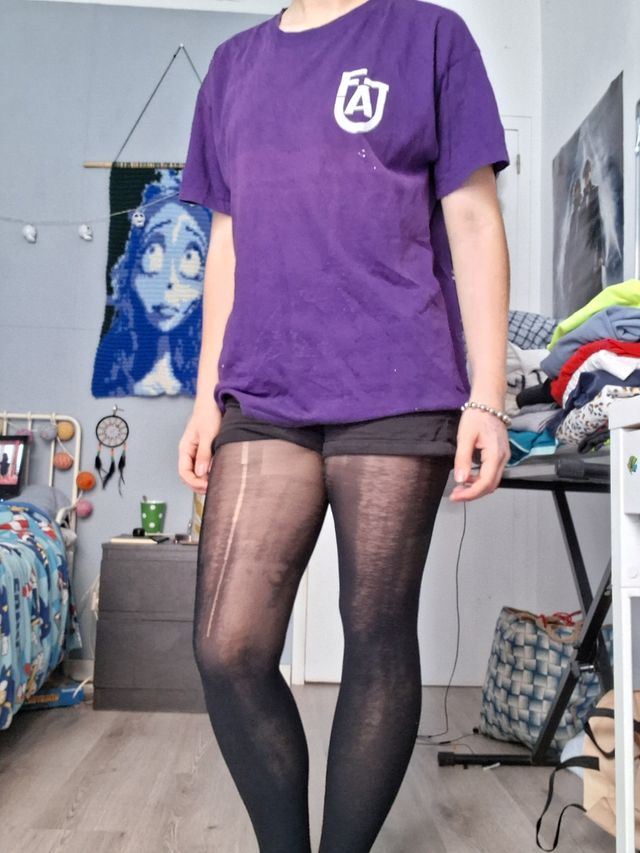 Camiseta morada con logo blanco