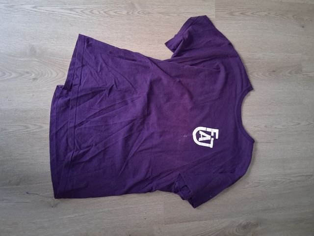 Camiseta morada con logo blanco