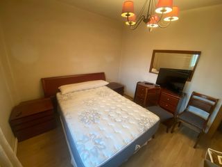 Habitación completa: Cama, cómoda, armario,espejo