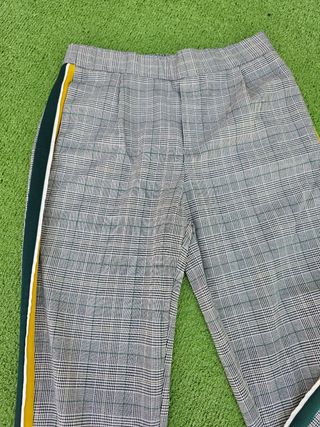 Pantalones de cuadros grises con raya lateral
