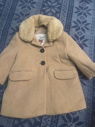 Abrigo Tizzas niña color marrón con cuello pelo. 