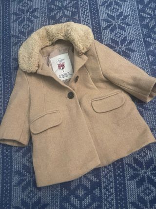 Abrigo Tizzas niña color marrón con cuello pelo. 