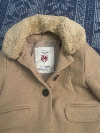 Abrigo Tizzas niña color marrón con cuello pelo. 