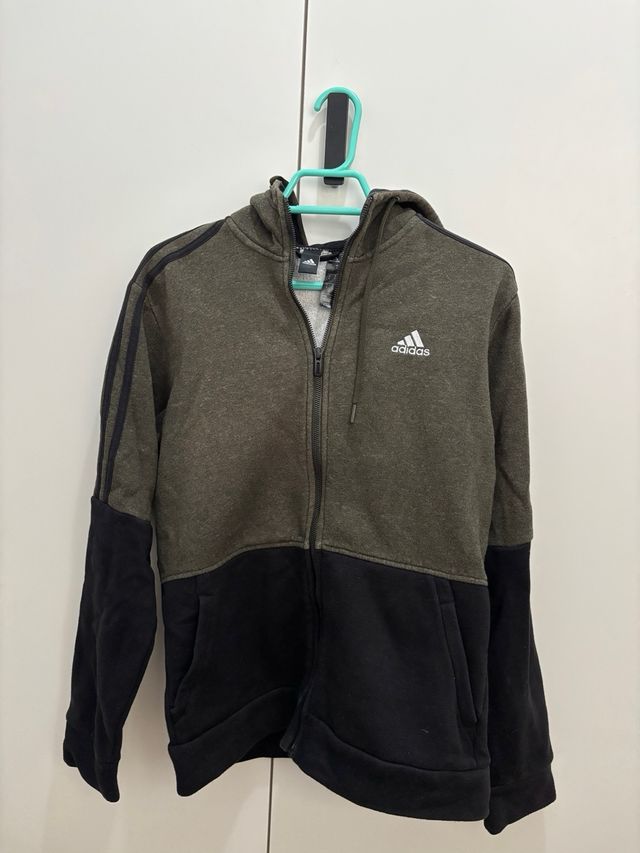 Sudadera Adidas con capucha y cremallera