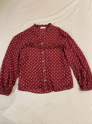 Blusa granate con estampado y volantes