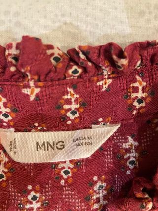 Blusa granate con estampado y volantes