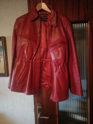 Cazadora de cuero roja
