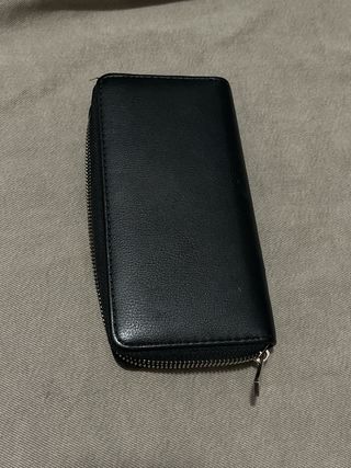 Cartera negra con flores azules bordadas