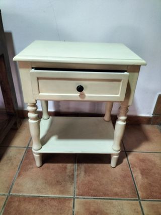 Mesita de noche de madera