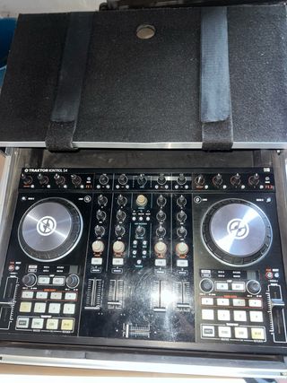 Controladora DJ Traktor Kontrol S4 + Flightcase