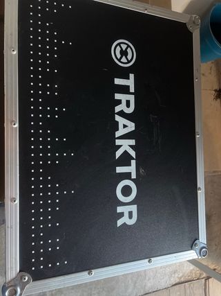 Controladora DJ Traktor Kontrol S4 + Flightcase