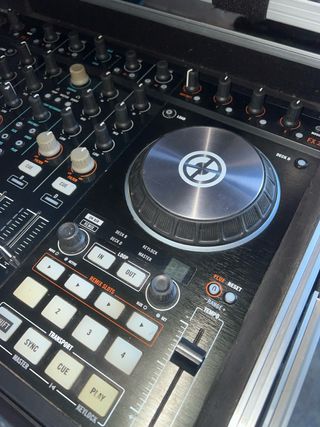 Controladora DJ Traktor Kontrol S4 + Flightcase