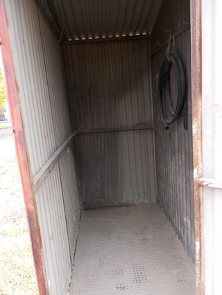 Caseta de almacenamiento metálica roja