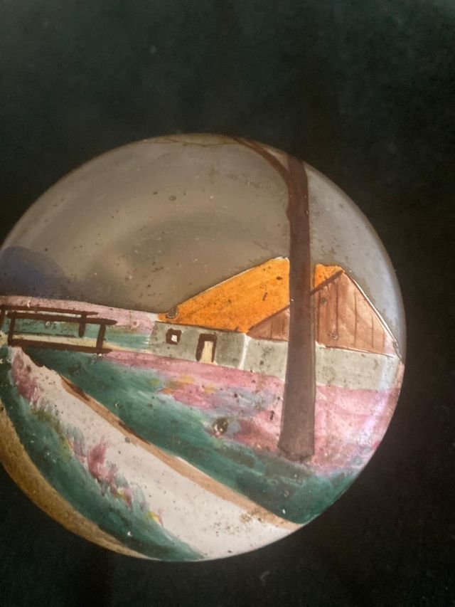 Polvera antigua de cristal pintada