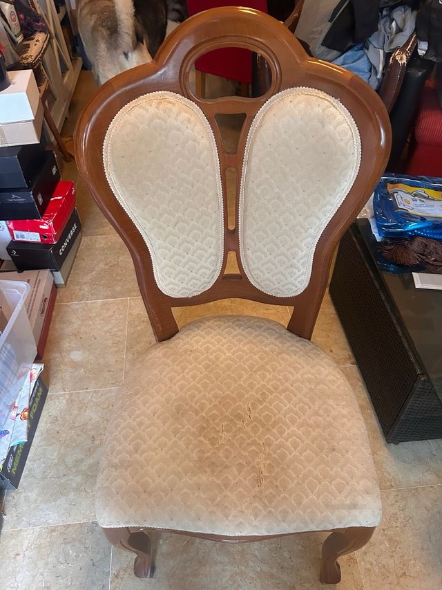Cadeira Estofada Clássica em Madeira Bege