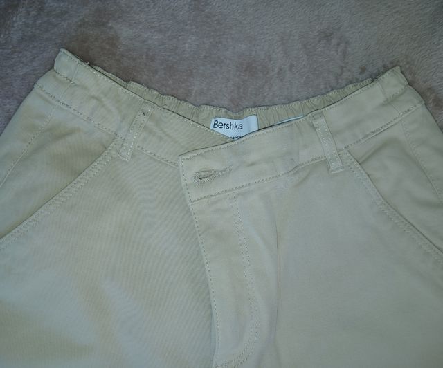 Pantalón cargo beige wide leg