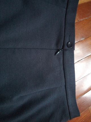 Falda negra recta con pespuntes