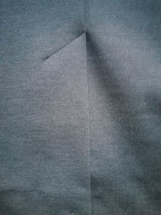 Falda negra recta con pespuntes