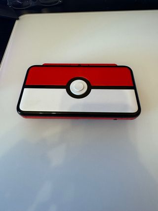 Nintendo 2DS XL Edición Poké Ball