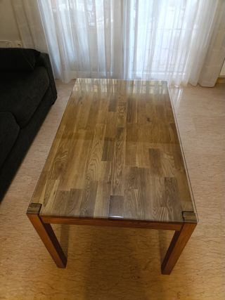 Mesa de comedor de madera.