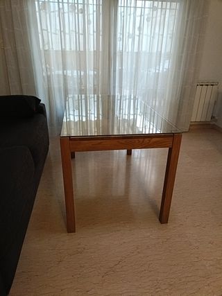 Mesa de comedor de madera.