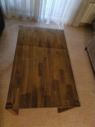 Mesa de comedor de madera.