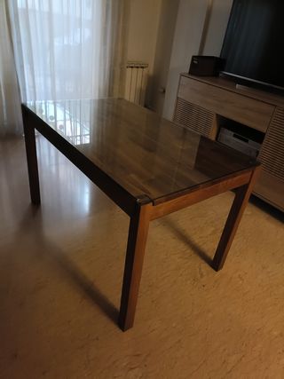 Mesa de comedor de madera.