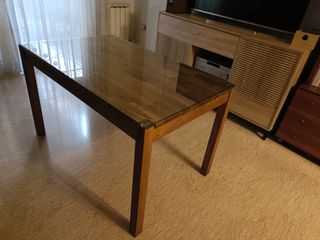 Mesa de comedor de madera.