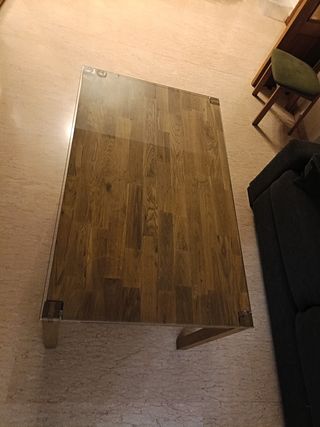 Mesa de comedor de madera.