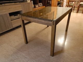 Mesa de comedor de madera.