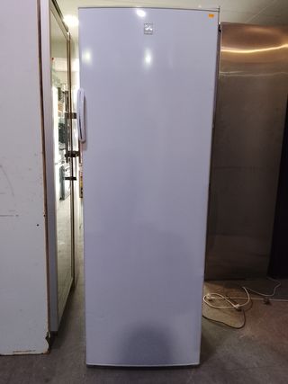 Nevera blanca vertical marca Daewoo 