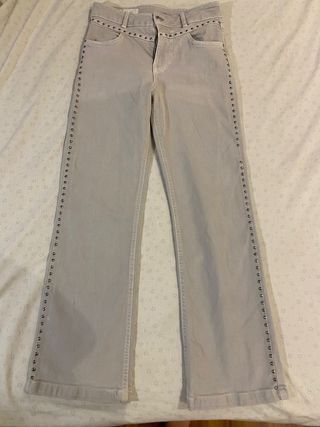 Pantalón campana gris con tachuelas