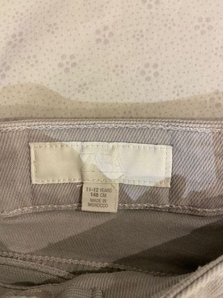 Pantalón campana gris con tachuelas