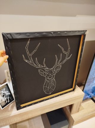 Cuadro ciervo geométrico Ikea bordado gris.