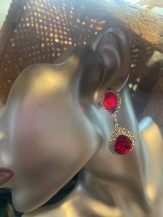 Pendientes colgantes con piedras rojas