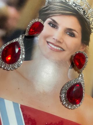 Pendientes colgantes con piedras rojas