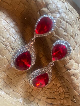 Pendientes colgantes con piedras rojas