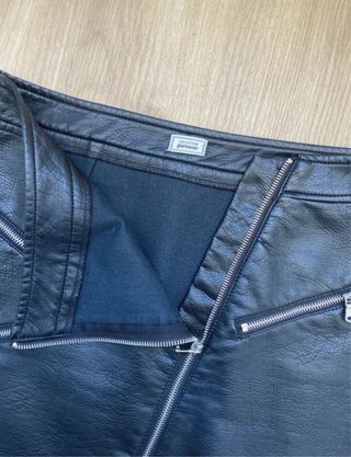 Falda polipiel negra cremallera asimétrica