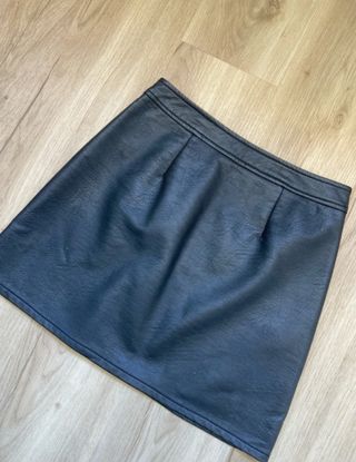 Falda polipiel negra cremallera asimétrica