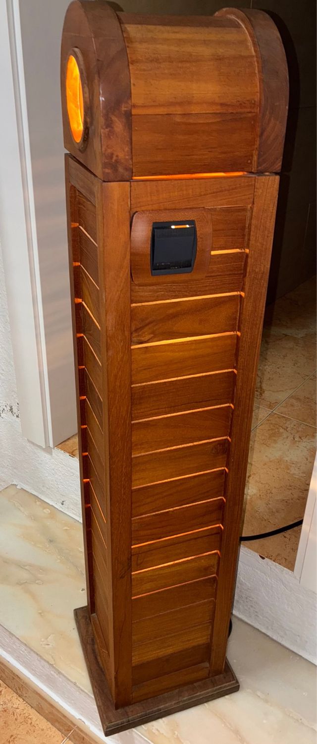 Lámpara de madera con luz cálida