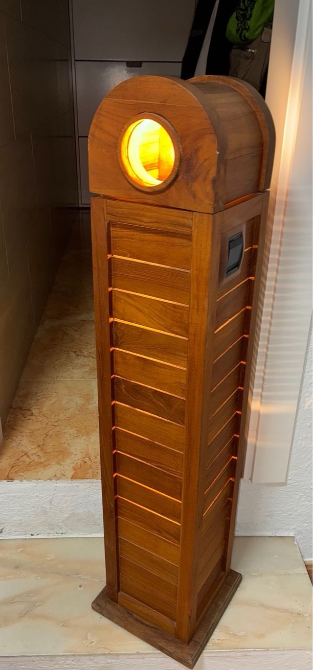 Lámpara de madera con luz cálida