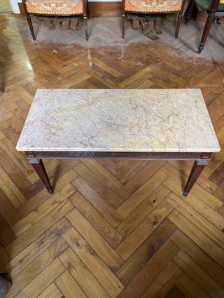 Mesita de salón de mármol y madera