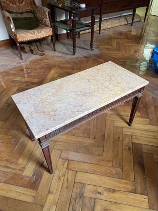 Mesita de salón de mármol y madera