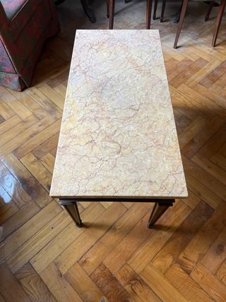 Mesita de salón de mármol y madera