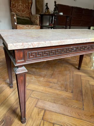 Mesita de salón de mármol y madera