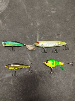4 señuelos de pesca de superficie