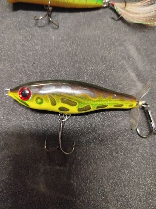 4 señuelos de pesca de superficie