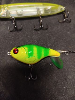 4 señuelos de pesca de superficie