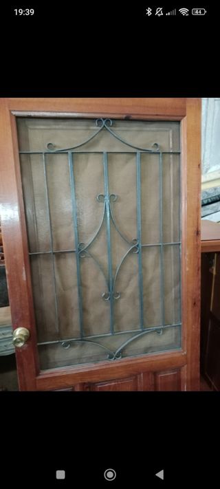 Puerta madera maciza entrada con reja