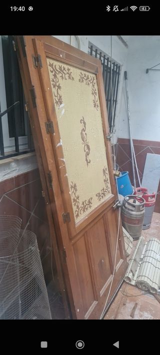 Puerta madera maciza entrada con reja